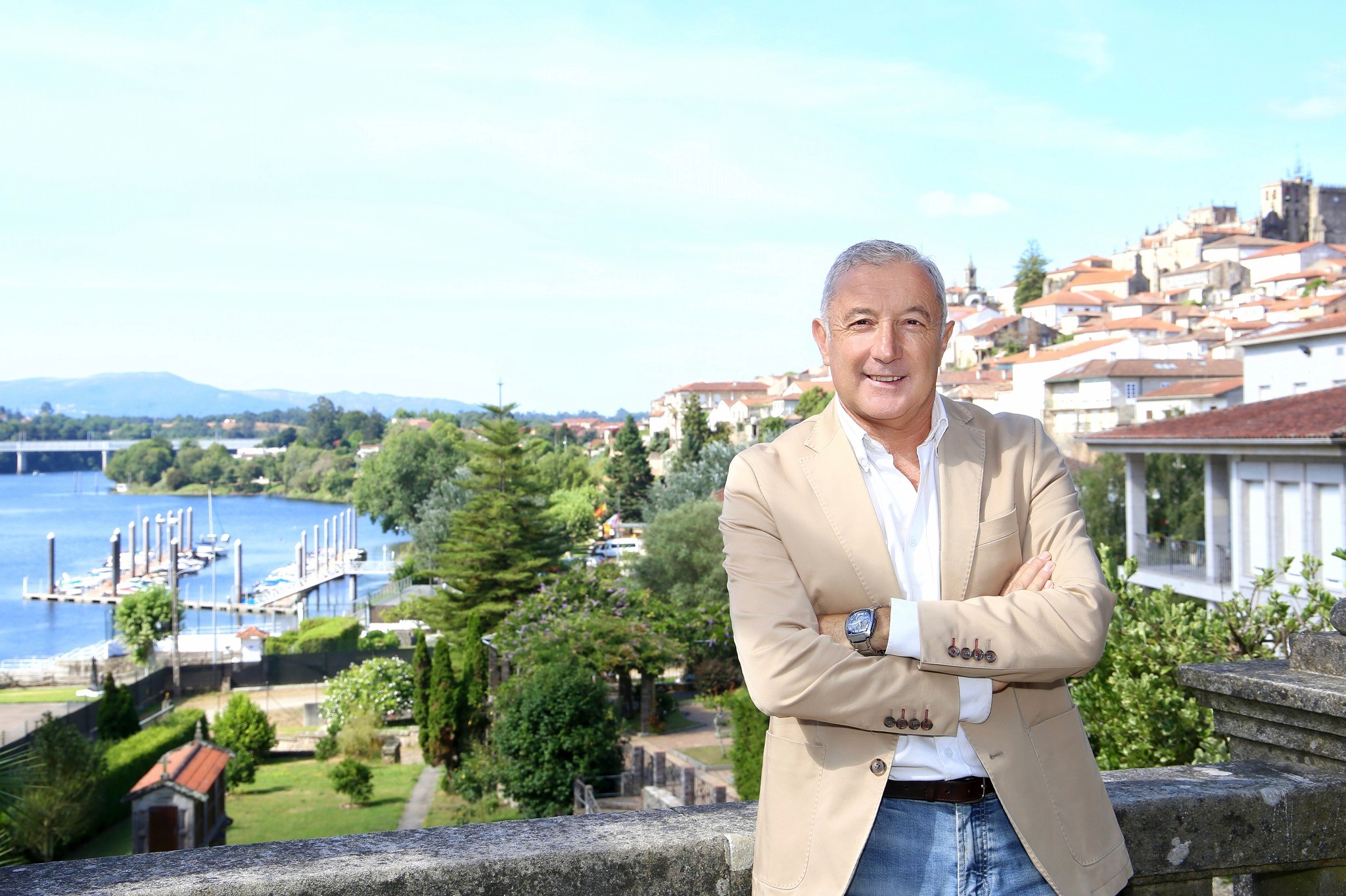 Manuel Conde frente a la ría de Pontevedra